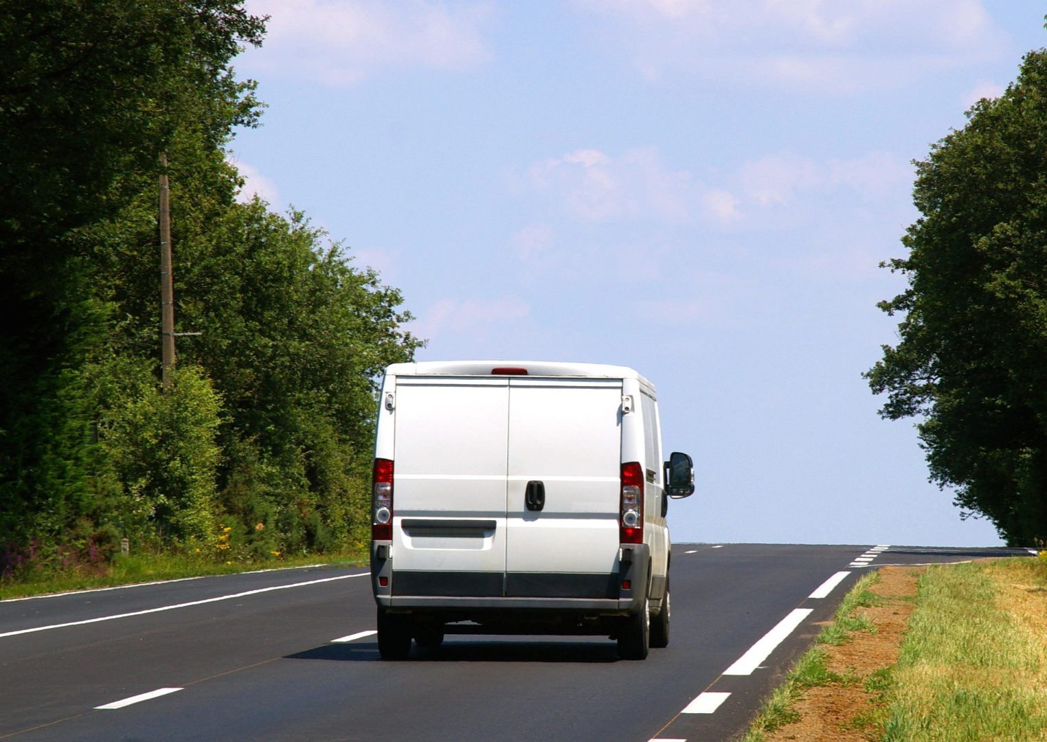 voiture roulant seule dans les montagnes