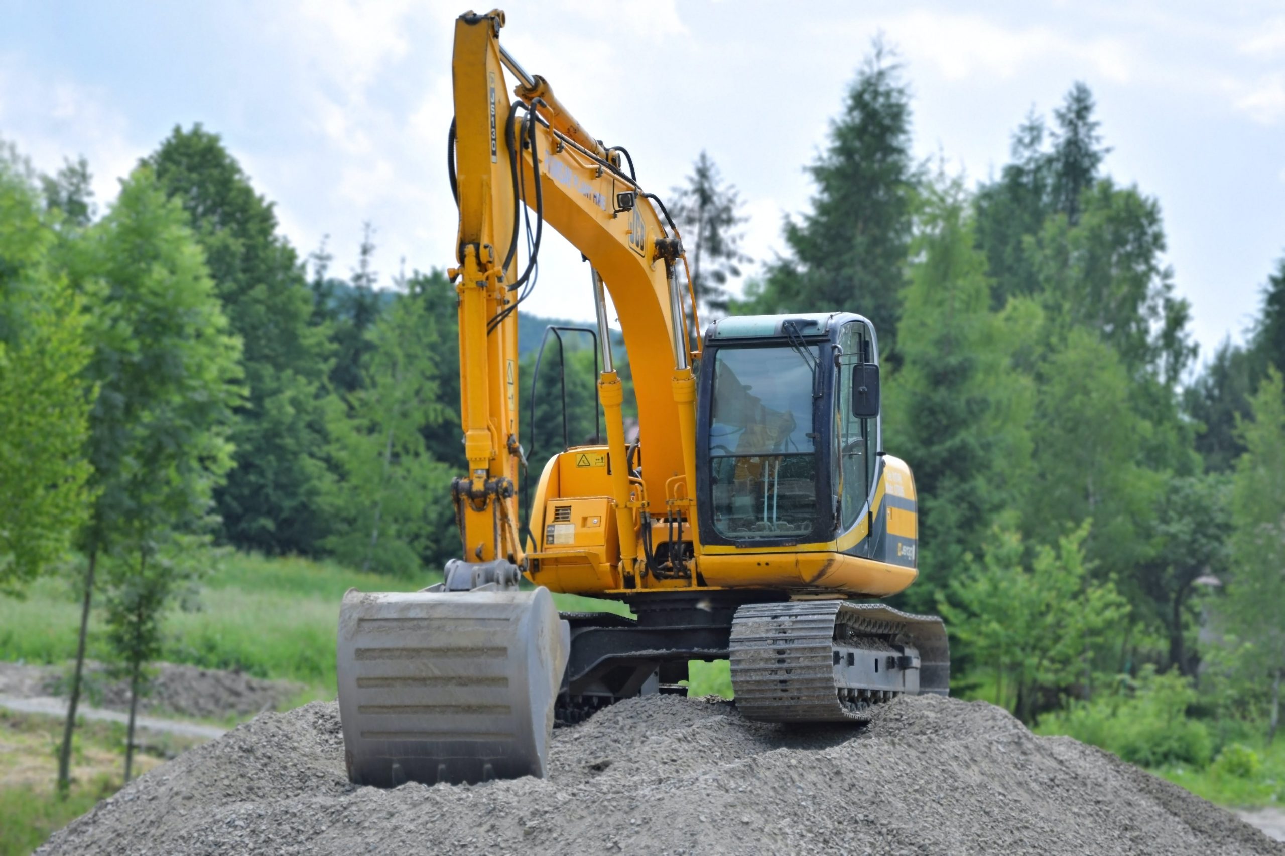 engin de chantier sur route