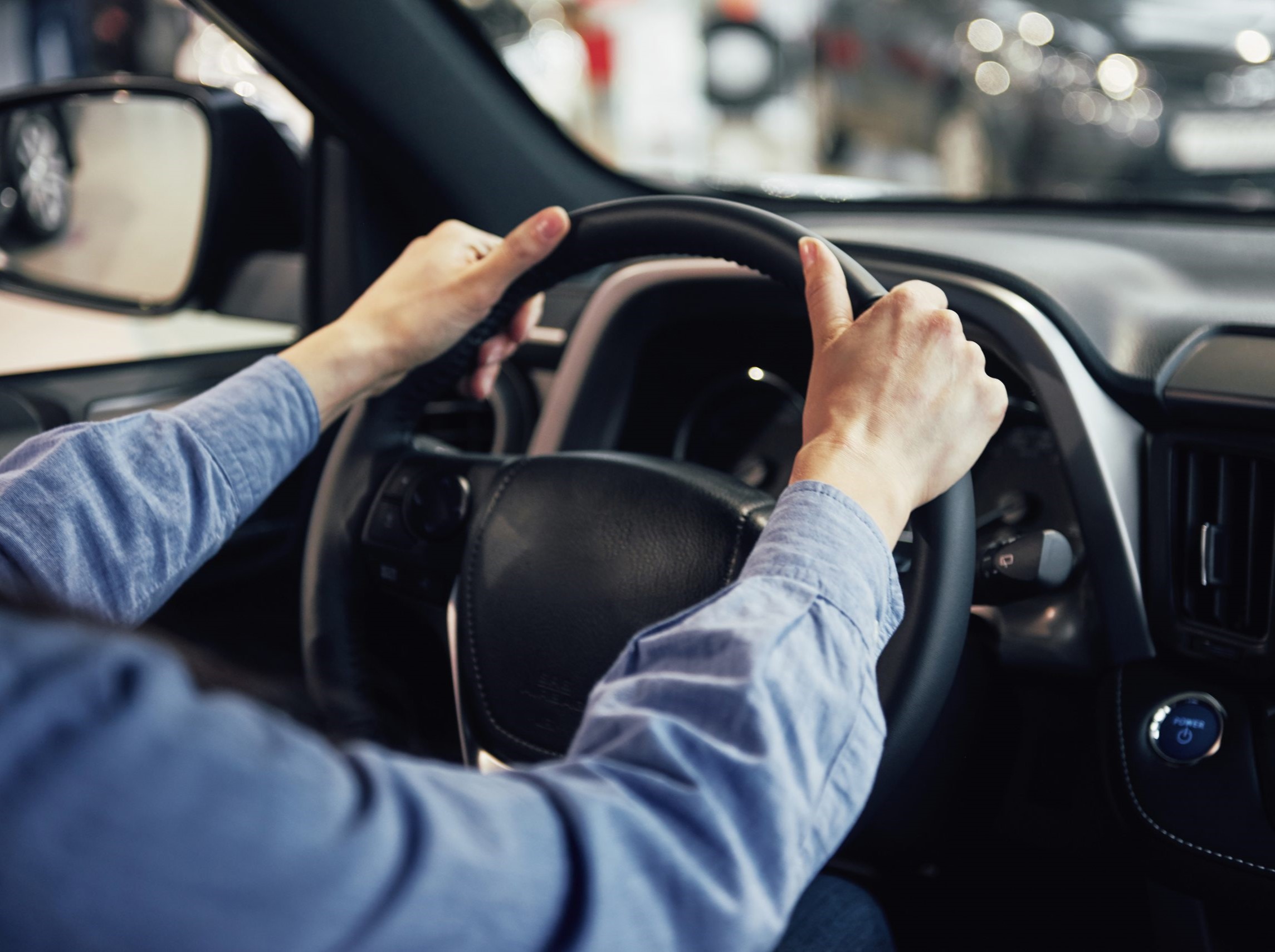 personne au volant avec une montre au poignet